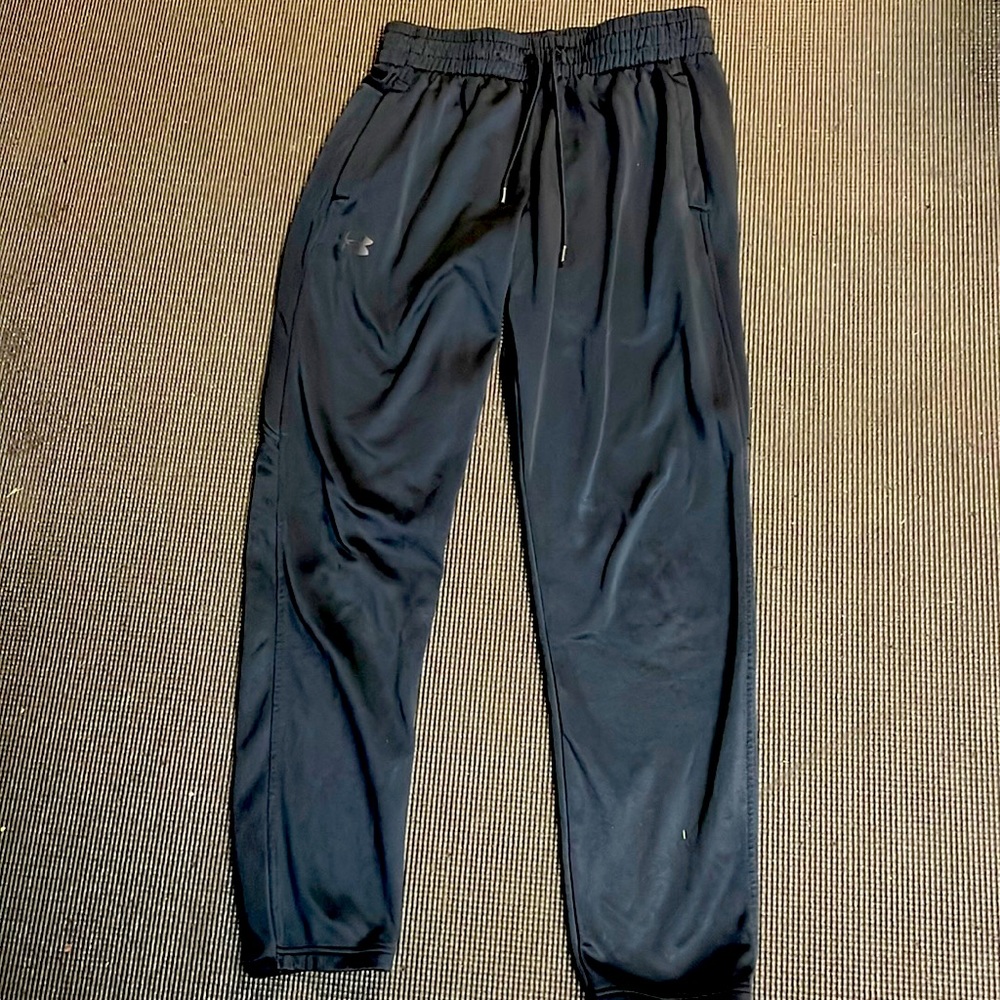 Like new Boys’ black Under Armour sweatpants